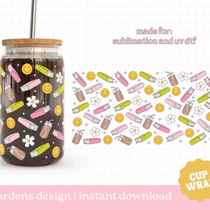 Könnte beinhalten: Ein digitales Design für eine Tassenverpackung mit einem sich wiederholenden Muster aus rosa und grünen Büchern, Smiley-Gesichtern, Blumen und braunen Tassen mit Strohhalmen. Der Text "CUP WRAP" befindet sich in einem gelben Kreis am unteren Rand des Designs. Der Text "made for: sublimation and uv dtf" befindet sich am oberen Rand des Designs.