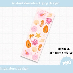 Könnte beinhalten: Ein rosa Lesezeichen mit tropischen Illustrationen von Blumen, Muscheln, Seepferdchen und Früchten. Das Lesezeichen ist 6,35 cm x 17,78 cm groß. Das Design enthält den Text "instant download | png design" und "ingardens design".