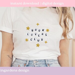 Pu&ograve; includere: T-shirt bianca con la scritta "BOOK LOVERS CLUB" in lettere nere e dettagli a forma di stella dorata. La maglietta &egrave; abbinata a jeans blu. Sono visibili anche le parole "instant download | digital design" e "ingardens design".