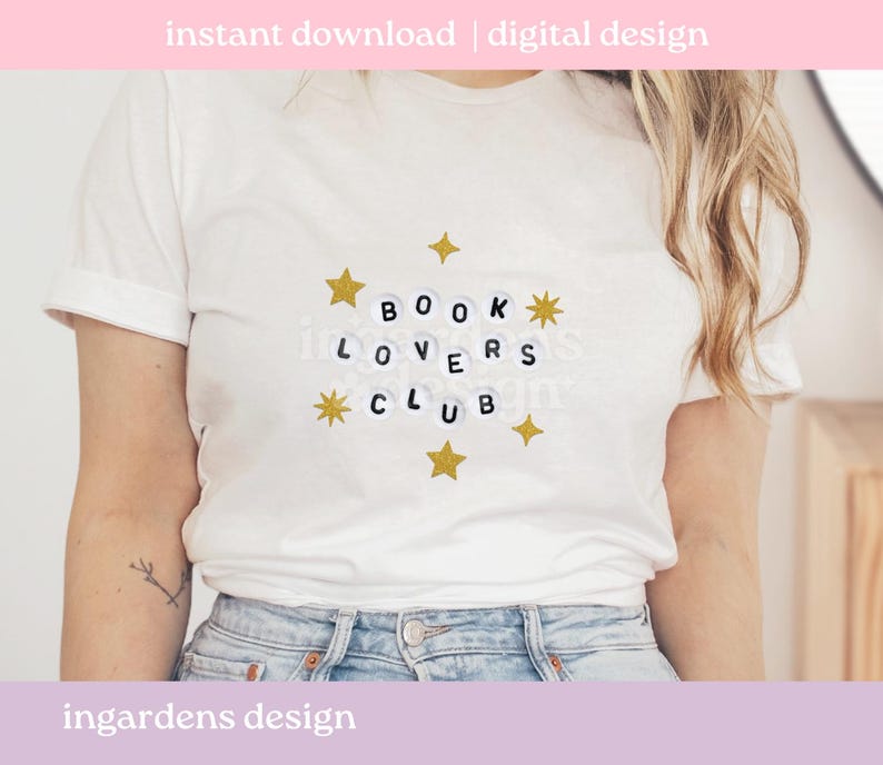 Pu&ograve; includere: T-shirt bianca con la scritta "BOOK LOVERS CLUB" in lettere nere e dettagli a forma di stella dorata. La maglietta &egrave; abbinata a jeans blu. Sono visibili anche le parole "instant download | digital design" e "ingardens design".