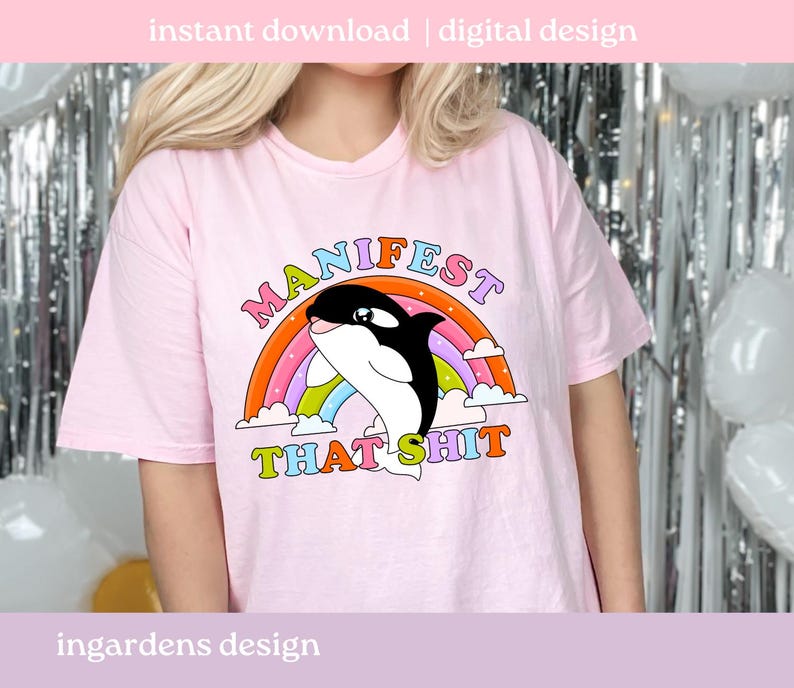 K&ouml;nnte beinhalten: Hellrosa T-Shirt mit einer Grafik eines schwarz-wei&szlig;en Orcas, der durch einen Regenbogen springt. Der Text "MANIFEST THAT SHIT" befindet sich &uuml;ber und unter dem Orca. Die Worte "sofortiger Download | digitales Design" stehen oben.