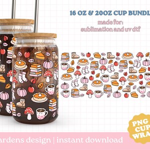 Puede incluir: Dos vasos de vidrio con tapas de madera, llenos de un líquido oscuro. Las tazas están decoradas con un patrón repetido de ilustraciones con temas de otoño, que incluyen calabazas, libros y tazas de café. El texto de la imagen dice "16 OZ & 20OZ CUP BUNDLE".
