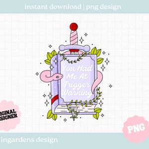 Może przedstawiać: Cyfrowy projekt przedstawiający książkę przebitą mieczem, z różowym wężem i zielonymi liśćmi. Książka zawiera tekst "You Had Me At Trigger Warning". Projekt zawiera gwiazdy i słowa "instant download | png design".