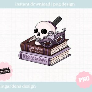 Può includere: Un'illustrazione digitale di una pila di tre libri con un teschio, un pugnale e una maschera da maschera in cima. Il libro superiore ha il testo "You Had me at~" sulla copertina. Il libro inferiore ha il testo "TRIGGER WARNING" sulla copertina.