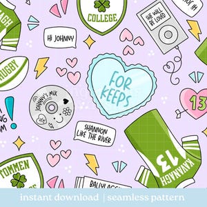 Puede incluir: Patrón sin costuras sobre un fondo lila, con ilustraciones de corazones, rayos, un CD y bocadillos de texto con frases como "Hi Johnny" y "For Keeps". También hay elementos de camiseta deportiva verde y blanca y un balón de rugby.
