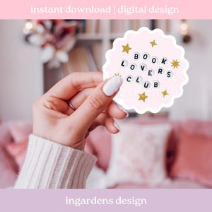 Pu&ograve; includere: Un adesivo rosa con bordo smerlato con la scritta "BOOK LOVERS CLUB" in lettere nere. Stelle e dettagli dorati decorano l'adesivo. Le parole "download istantaneo | design digitale" sono in alto.