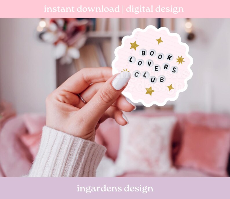 Pu&ograve; includere: Un adesivo rosa con bordo smerlato con la scritta "BOOK LOVERS CLUB" in lettere nere. Stelle e dettagli dorati decorano l'adesivo. Le parole "download istantaneo | design digitale" sono in alto.