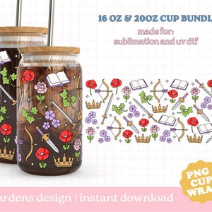 Puede incluir: Dos vasos de vidrio con tapas de madera, decorados con ilustraciones florales y de temática medieval. El diseño incluye amapolas rojas, rosas rosas, espadas, coronas y arcos. El texto "16 OZ & 20OZ CUP BUNDLE" es visible.