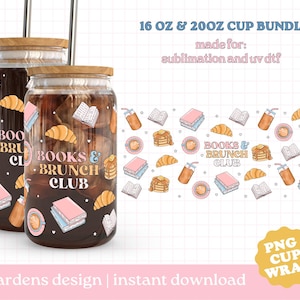 Könnte beinhalten: Zwei Gläser mit Holzdeckeln, gefüllt mit einem dunklen Getränk und Eis. Die Gläser zeigen ein "Books & Brunch Club"-Design mit Illustrationen von Büchern, Croissants und Kaffee. Der Text "16 OZ & 20OZ CUP BUNDLE" steht oben.