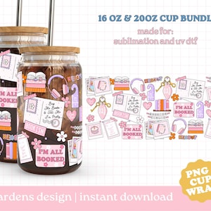 Könnte beinhalten: Ein Set aus zwei Gläsern mit Holzdeckeln, verziert mit rosa, lila und orangefarbenen Buchmotiven. Die Becher zeigen den Text "I'M ALL BOOKED" und andere buchbezogene Designs. Das Bild enthält auch eine Sammlung ähnlicher Grafiken.