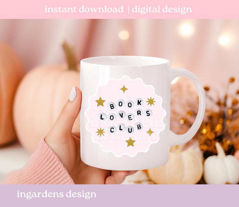 Pu&ograve; includere: Tazza in ceramica bianca con un design rosa smerlato che recita "BOOK LOVERS CLUB" in lettere nere. Stelle dorate e scoppi di stelle accentuano il design. La tazza &egrave; posta su uno sfondo sfocato.