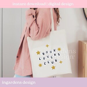 Pu&ograve; includere: Una borsa tote bianca con la scritta "BOOK LOVERS CLUB" in lettere nere e dettagli a forma di stella dorata. La borsa &egrave; tenuta da una persona che indossa una giacca di velluto a coste rosa. Le parole "instant download | digital design" sono in alto.
