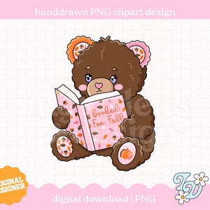 Puede incluir: Una ilustración de un oso de peluche marrón sosteniendo un libro rosa claro con el texto Booked For Fall. El oso tiene detalles florales naranjas y rosas en las orejas, y sus patas muestran patrones otoñales con bellotas, hojas y una calabaza.