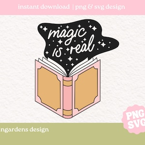 魔法はリアル SVG png | 本っぽい booktok ファンタジー ブック svg png | T シャツ用 png | レトロ シャツ png | リーダー png svg