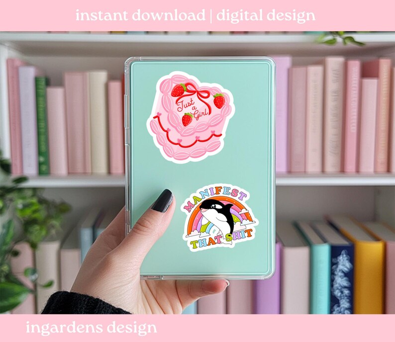 K&ouml;nnte beinhalten: Eine mintgr&uuml;ne Tableth&uuml;lle mit zwei Aufklebern. Einer ist ein rosa Kuchen mit Erdbeeren und dem Text "Just a Girl". Der andere ist ein Aufkleber mit einem Regenbogen, einem Wal und dem Text "Manifest That Shit."