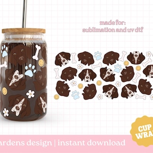 Puede incluir: Un vaso de vidrio transparente con tapa marrón presenta un diseño de perro marrón y blanco con manchas. El vaso está rodeado de un patrón de perro, huellas de patas, huesos y flores. El texto "made for: sublimation and uv dtf" está en la parte superior de la imagen. El texto "ingardens design | instant download" está en la parte inferior de la imagen. El texto "CUP WRAP" está en un círculo amarillo en la parte inferior derecha de la imagen.