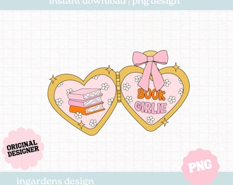 Könnte beinhalten: Digitales Design eines herzförmigen Medaillons mit goldenem Umriss. Eine Seite zeigt einen Stapel Bücher, die andere Seite liest "BOOK GIRLIE" in Orange und Rosa. Eine rosa Schleife sitzt oben auf dem Medaillon, mit kleinen weißen Blumen und Sternen.