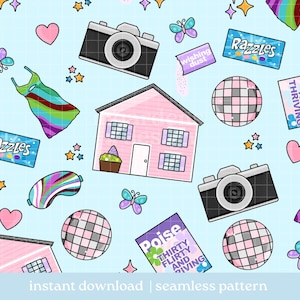 Op de afbeelding: Naadloos patroon op een lichtblauwe achtergrond met roze huizen, camera's, discoballen, vlinders, harten en snoepdozen. Het patroon bevat tekst met de tekst "Razzles", "Wishing Dust" en "Thirty Flirty and Thriving".