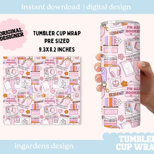 以下が含まれることがあります： ピンク色の背景に、本、ヘッドフォン、テキスト「I'm All Booked」の繰り返し模様が施されたタンブラーカップラップのデザイン。 デザインは23.6 x 20.8 cmに事前サイズ設定されています。 「Tumbler Cup Wrap」の文字も表示されています。
