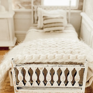 Dollhouse Twin Bed Piece 1:12 Scale Miniatures