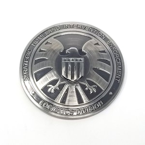 「アベンジャーズ  S.H.I.E.L.D./シールド  エージェント バッジ」 Amazon | アベンジャーズ マーベル エージェント シールド 3D