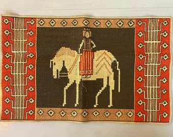 Norwegian Folk Art MCM Medieval Revival Burlap Tapestry Placemat Runni Tekstiltrykk Vintage 1970s Textile Art