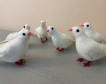 Weiße Tauben LOT von 6 Vintage 1980er Jahre Faux Vögel für Blumen und Hut Handwerk