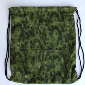 K&ouml;nnte beinhalten: Eine gr&uuml;ne Kordeltasche mit Tarnmuster. Die Tasche hat schwarze Kordeln.