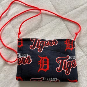 Monedero de los Detroit Tigers, Monedero de estadio, Monedero deportivo, Monedero pequeño, Regalos para fans de los Detroit Tigers, Monedero inspirado en la MLB