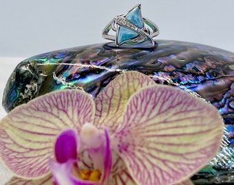 Manta Ray ring with Larimar in Sterling Silver with Rhodium