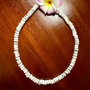 Authentique collier de coquillages puka en forme de tigre. Fabriqué sur commande à Hawaï.