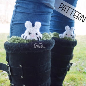 Puede incluir: Polainas de bota de ganchillo con un diseño de conejo verde y blanco. Las polainas se llevan sobre botas negras y pantalones vaqueros azules. El texto "PATTERN" está escrito en blanco sobre fondo negro.