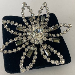 Wunderschöne Vintage 1950er Jahre Unsigned WEISS Klare Strass Gold Ton Blume Brosche Pin
