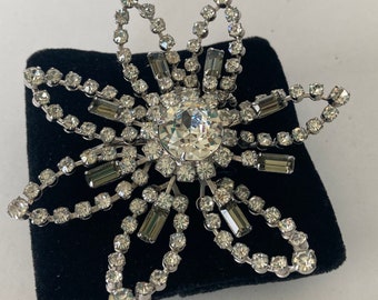 Gorgeous Vintage 1950&#39;s Unsigned WEISS Clear Rhinestones Gold Tone Flower Brooch Pin