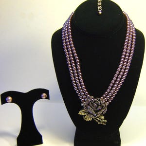 Hermoso conjunto de collar y pendientes con rosas de múltiples hilos y perlas moradas con diamantes de imitación de HEIDI DAUS con caja