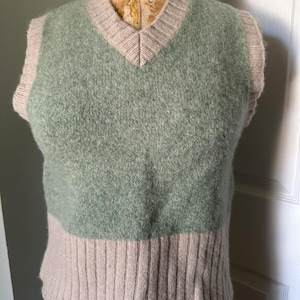 Vintage woman Shetland wool vest sage green cream sweater sleeveless v neck Maurices sz s light mint green pullover ivory