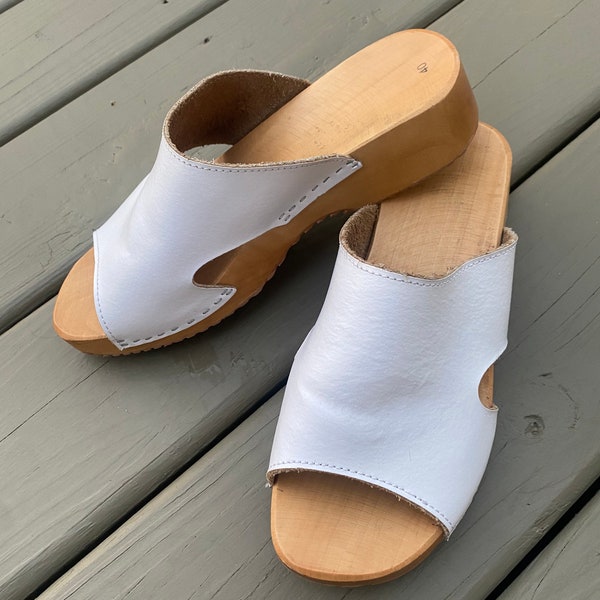 Woman’s sandals clogs white leather wood soles sz 9, 9.5 eu 40 unbranded lightweight open toe cut out boho hippie retro comfort