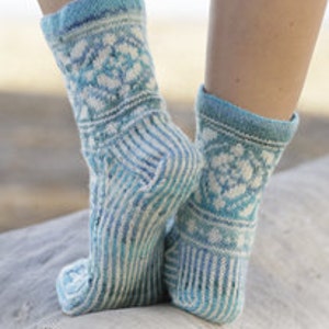 K&ouml;nnte beinhalten: Ein Paar blau-wei&szlig; gestreifte Socken mit einem geometrischen Muster am B&uuml;ndchen. Die Socken sind aus einem weichen, komfortablen Garn gefertigt und perfekt f&uuml;r den Alltag.