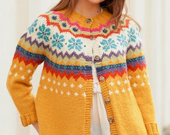 Può includere: Un cardigan giallo con un motivo geometrico colorato, che presenta un design a fiocco di neve. Il cardigan ha una chiusura con bottoni e maniche lunghe.
