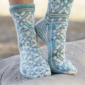 K&ouml;nnte beinhalten: Ein Paar blaue und wei&szlig;e gemusterte Socken mit geometrischem Design. Die Socken sind aus einem weichen, komfortablen Garn gefertigt und perfekt, um Ihre F&uuml;&szlig;e im Winter warm zu halten.
