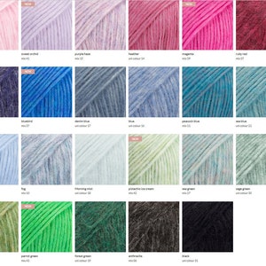 Puede incluir: Una carta de colores de muestras de hilo en varios tonos de rosa, azul, verde y gris. El hilo est&aacute; dispuesto en filas de seis, con cada fila representando una familia de colores diferente. El hilo est&aacute; etiquetado con su nombre de color y su n&uacute;mero de mezcla.