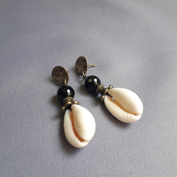 Kali - Petits pendants d'oreille en coquillage blanc et onyx noir