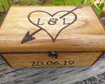 Cadeau personnalisé pour les couples, boîte à souvenirs avec motif cœur d'amour. Coffre en bois avec initiales et date spéciale, valentines ou cadeau d'anniversaire.