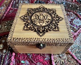 Lotus Mandala Erinnerungsbox, Geschenk für Freundin, Einweihungsgeschenk, Geschenk für Mama, spirituelles Geschenk, Holzbox, kann personalisiert werden, Geburtstag.