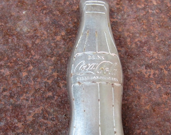 1950s COCACOLA BOTTLE OPENER in solid metal. Retro pocket flip top tool for picnics, bbq or parties.