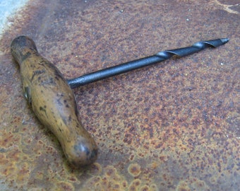 HERRAMIENTA TALADRO MANUAL década de 1940, barrena vintage con mango de madera y tornillo de metal de acero templado, para crear agujeros en madera o cuero.