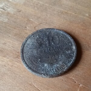 1953 FRANZÖSISCHE 10 FRANKEN MÜNZE. Vintage Fund für Sammler, Schmuckmacher oder einfach ein frankophiles Geburtstagsgeschenk.