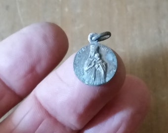 Antigo pingente francês da Virgem Maria Santíssima e do bebê e do Sagrado Coração de Jesus. Medalha religiosa cristã dupla face.