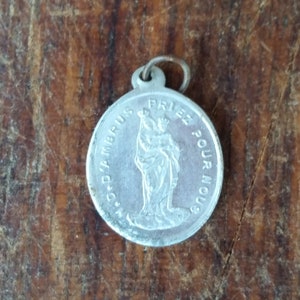 Colgante de oración vintage FRANCÉS MADRE e NIÑO de la Virgen María y el Niño Jesús del Santuario de Notre Dame d&#39;Ambrus.