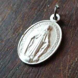 Dije católico de la VIRGEN MARÍA y SANTA CATALINA de la década de 1940. Colgante religioso vintage con oración reversible de apariciones religiosas de 1830.